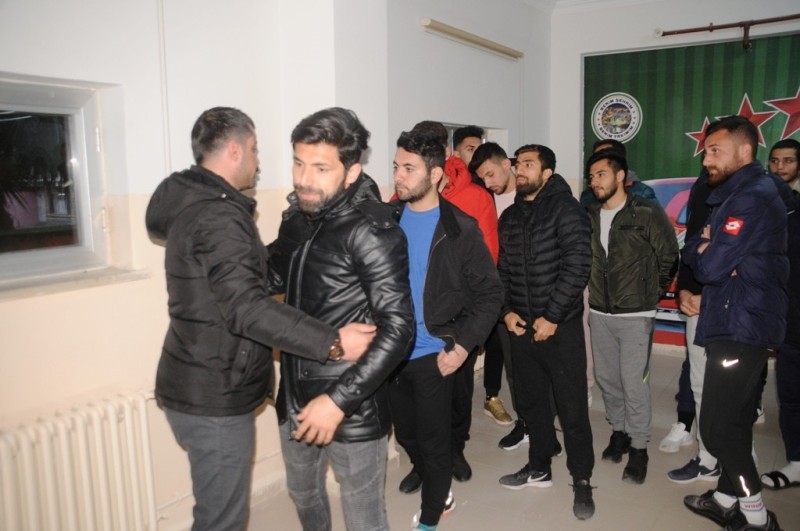Cizre Spor Kulüp Başkanı Sefinç, gözyaşları içinde sporcularla vedalaştı