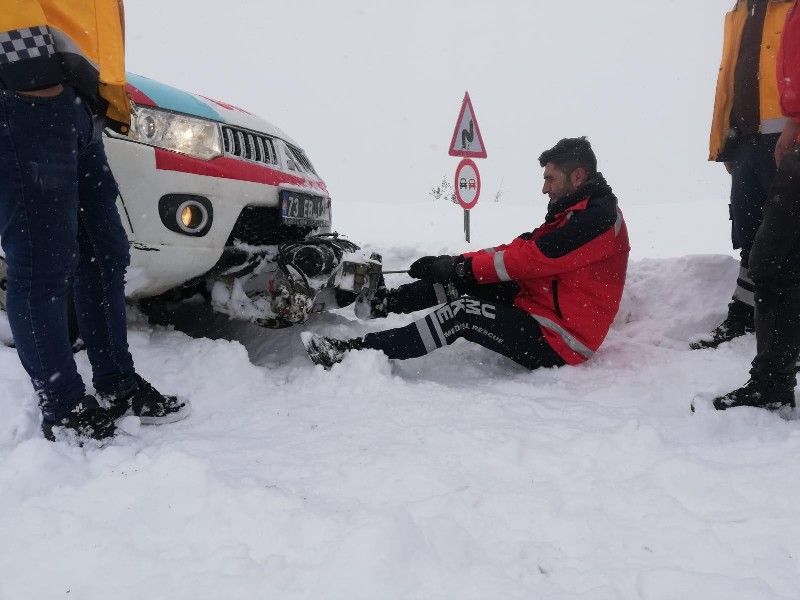 Paletli ambulansı kardan kurtarma çabası..