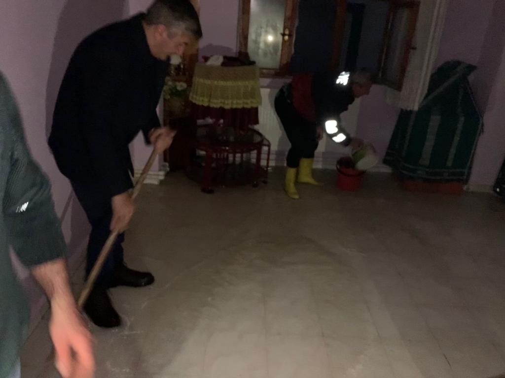 Sabahın beşinde evini su basan vatandaşın yardımına koşan BAŞKAN