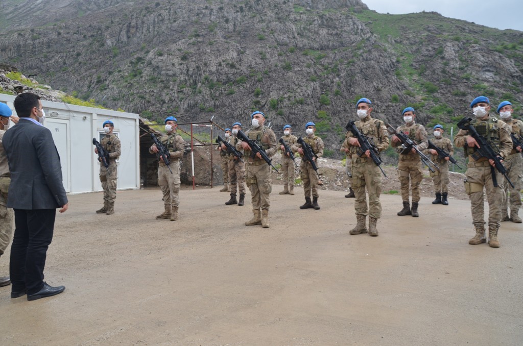 2 bin 900 metre rakımlı Kato’da nöbet tutan askerlere bayram ziyareti