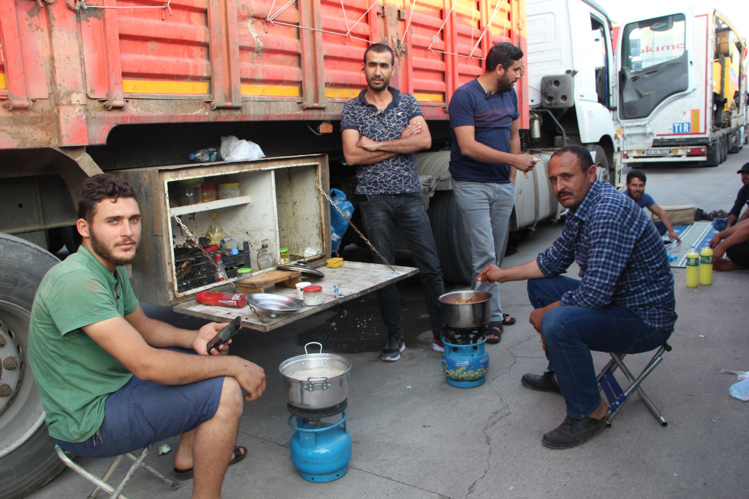 Habur’da ihracat yapan sürücülerinin TIR’larda iftar hazırlığı