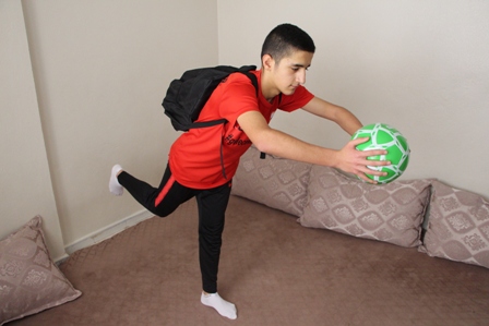 14 yaşındaki Muhammed Can 9 metrekarelik odasında idman yapıyor