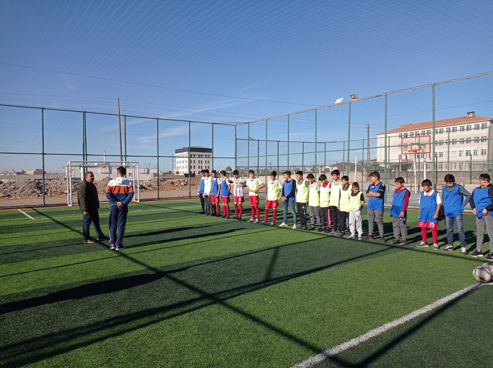Başkan Tatar’dan altyapıdaki futbolculara malzeme desteği