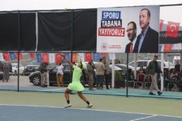 Tenis turnuvas&inodot;n&inodot;n kazanan&inodot; Tunuslu ve Kazakistanl&inodot; sporcular oldu