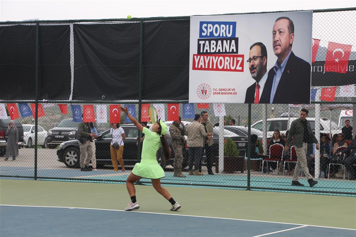 Tenis turnuvas&inodot;n&inodot;n kazanan&inodot; Tunuslu ve Kazakistanl&inodot; sporcular oldu