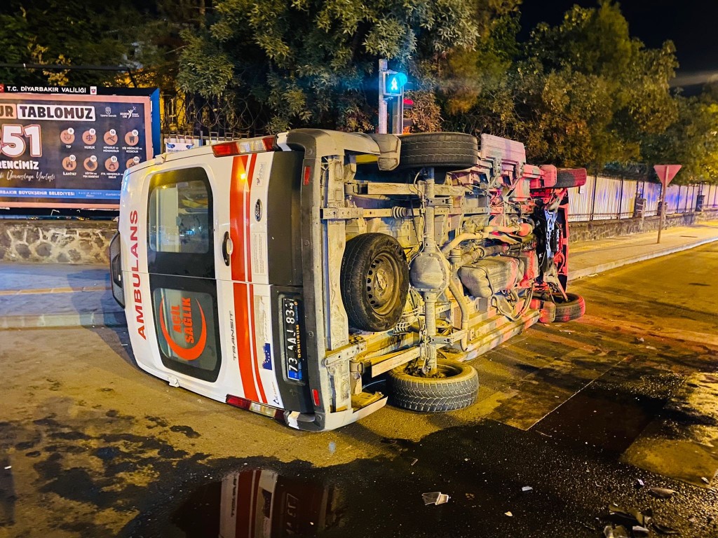 Şırnak’tan hasta taşıyan  ambulans kaza yaptı