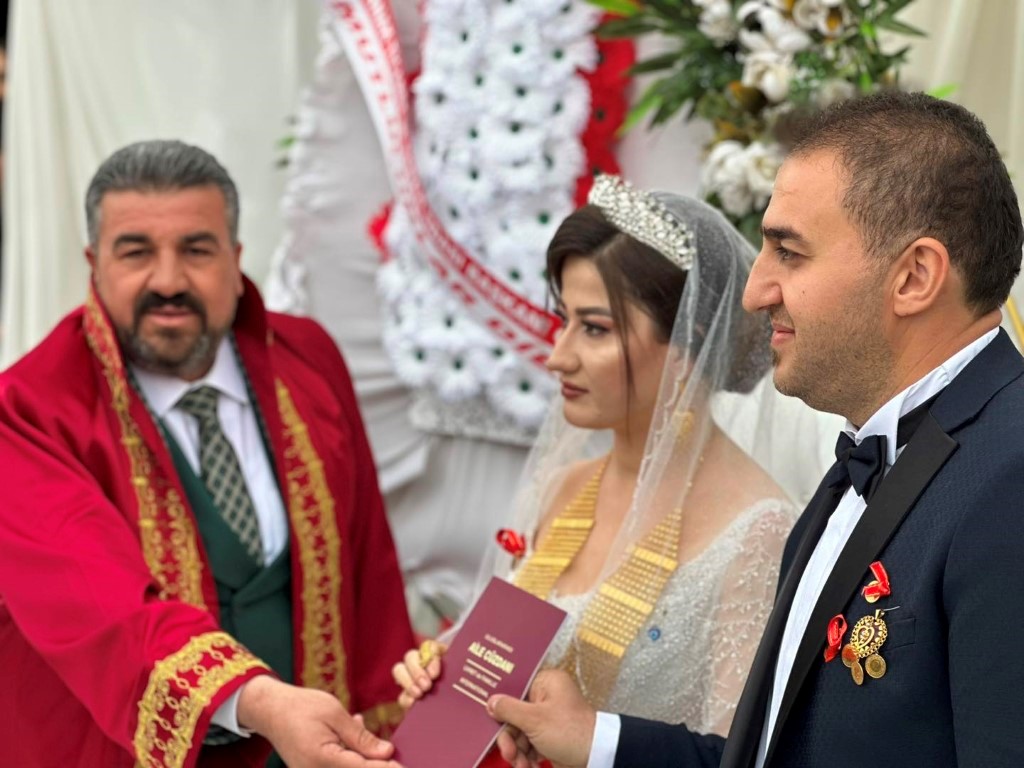 Başkan Tatar genç çiftin nikahını kıydı