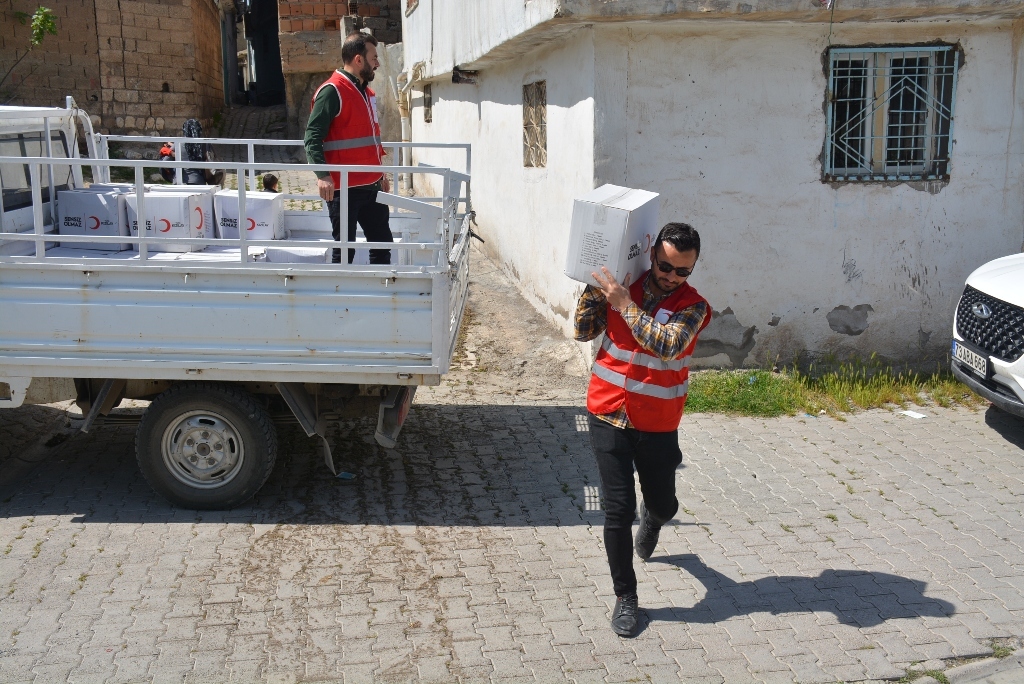 KIZILAY S&Idot;LOP&Idot;&rsquo;DE GIDA YARDIMINDA BULUNDU