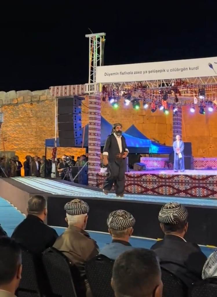 Gazeteci Azizo&gbreve;lu, &Scedil;al &Scedil;apik tan&inodot;t&inodot;m&inodot; i&ccedil;in podyuma &ccedil;&inodot;kt&inodot;